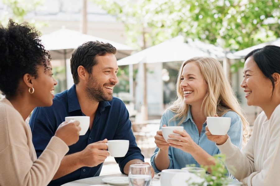 Ambiance d’une conversation autour d’une table — visuel illustratif, pas le portrait d’un client